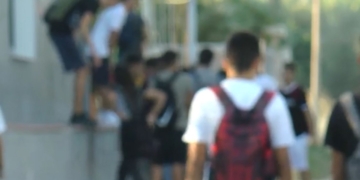 Στα 12 δεν σηκώνεις γροθιά – Και δεν βγάζεις το κινητό