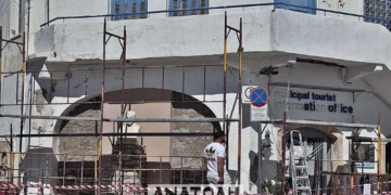 Ξεκίνησε η αποκατάσταση των ζημιών  στην είσοδο του Γραφείου Πληροφοριών