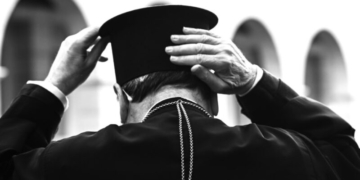 Πολύτεκνος και παππούς ο ιερέας που συνελήφθη για revenge porn – Απειλούσε τη 43χρονη με γυμνές φωτογραφίες της