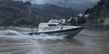 Απομακρύνθηκαν διά θαλάσσης άτομα από την παραλία της Αγίας Φωτιάς