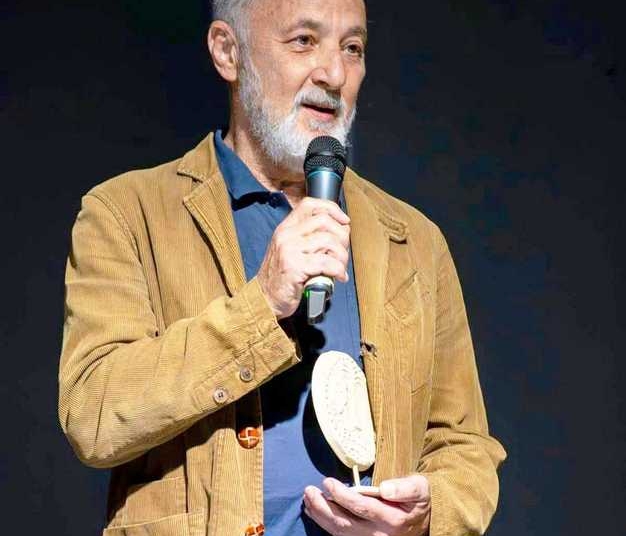 «Η μισή μου καρδιά βρίσκεται στην Κρήτη» – Ο Στέλιος Μάινας μιλάει στην ΑΝΑΤΟΛΗ