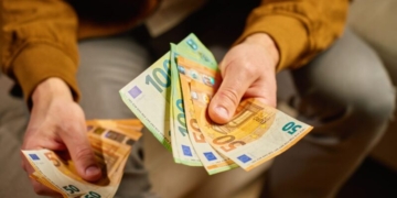 ΟΠΕΚΑ: Λήγει η προθεσμία υποβολής αιτήσεων για παροχή 1.000 ευρώ σε μαθητές