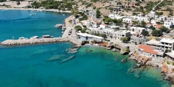 Αγ. Νικόλαος: Οι αυθαίρετες κατασκευές καταστημάτων στο παραλιακό μέτωπο