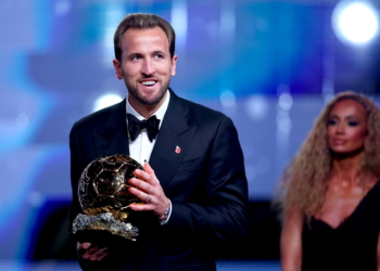 epaselect epa13333529 England captain Harry Kane wins the Men's Ballon d'Or at the 2026 Ballon d'Or awards ceremony at the London Palladium Theatre, London, Great Britain, 26 October 2026. It is the 70th edition of the annual ceremony.  EPA/TOLGA AKMEN