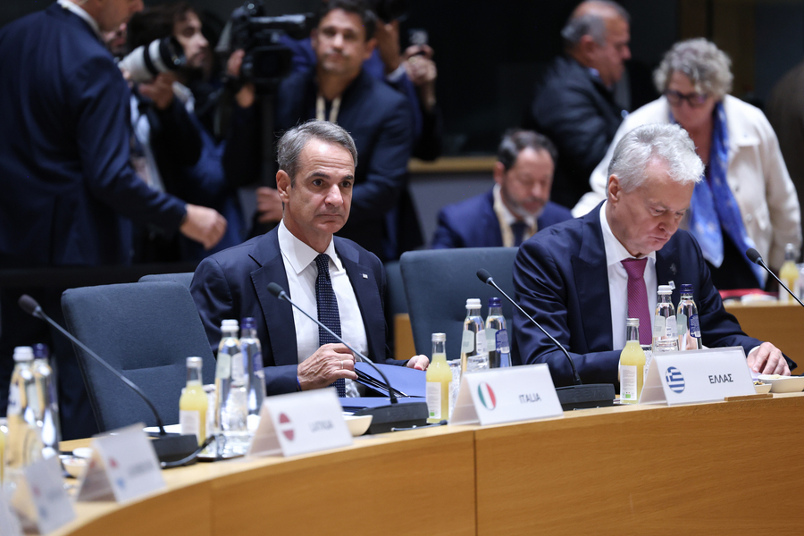 Ο πρωθυπουργός Κυριάκος Μητσοτάκης (Α) συμμετέχει στη Σύνοδο Κορυφής του Ευρωπαϊκού Συμβουλίου, στις Βρυξέλλες, Πέμπτη 15 Οκτωβρίου 2026. Το Ευρωπαϊκό Συμβούλιο του Οκτωβρίου πραγματοποιείται σε μια κρίσιμη συγκυρία, καθώς η Ευρώπη καλείται να αντιμετωπίσει πολλαπλές προκλήσεις, από τη νέα ενεργειακή κρίση και την αύξηση των τιμών, μέχρι την ανταγωνιστικότητα της ευρωπαϊκής οικονομίας, τη διαπραγμάτευση για το νέο Πολυετές Δημοσιονομικό Πλαίσιο και τις τελευταίες εξελίξεις στην Ουκρανία. ΑΠΕ-ΜΠΕ/EUROPEAN COUNCIL/Alexandros MICHAILIDIS