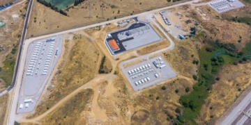 Σε λειτουργία το πρώτο πάρκο «μπαταριών» της HELLENiQ ENERGY