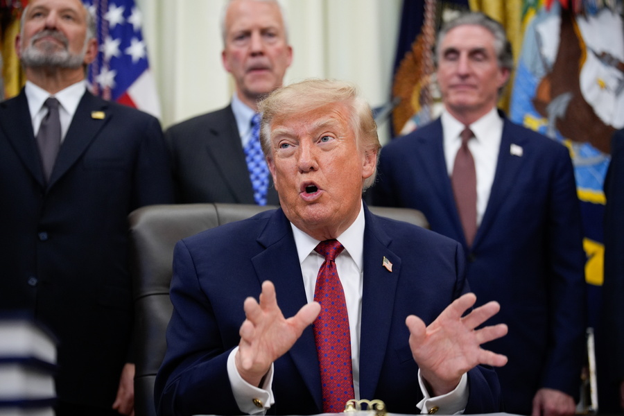 epa13273645 US President Donald Trump (C) makes an announcement in the Oval Office of the White House in Washington, DC, USA, 30 September 2026. The US president announced South Korea's commitment of 200 billion US dollars in investments under the US-Korea Trade and Investment Initiative, including 54 billion US dollars to construct the Alaska LNG pipeline project. EPA/YURI GRIPAS / POOL